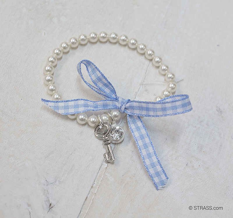 Perlenarmband mit blau-weißem Schleifenband, Schlüssel und kleinem Kristallanhänger.
