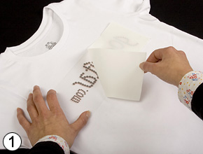 Das Schutzpapier wird vom vorbereiteten Strass-Transfer abgezogen.