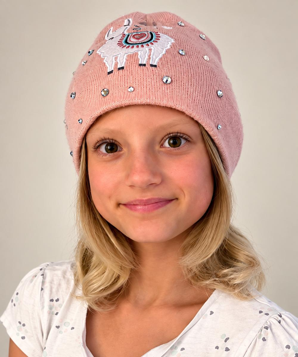 Mailin trägt die selbst verzierte rosa Mütze mit Lama-Motiv und Strasssteinen.